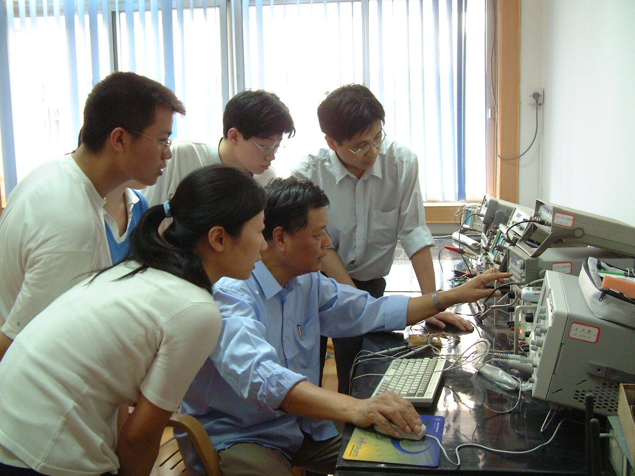 楊士中院士指導(dǎo)研究生.JPG